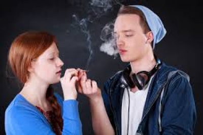 Το ηλεκτρονικό τσιγάρο «σπρώχνει» τους νέους στη νικοτίνη