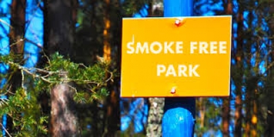 Απαγόρευση καπνίσματος σε παιδικές χαρές και παραλίες ζητά η EAE