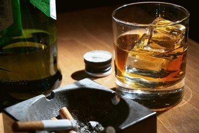 Το κάπνισμα μεταξύ των κακών συνηθειών που μας «κοστίζουν» έξι χρόνια ζωής